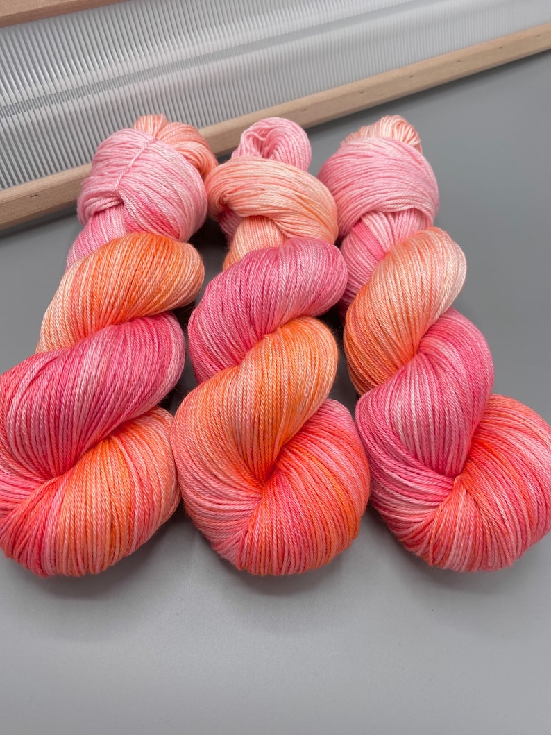 Sherbet Hand Dyed Yarn: Pink Peach Merino Wool Bild 7
