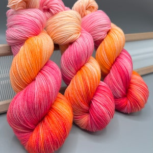 Sherbet Hand Dyed Yarn: Pink Peach Merino Wool Bild 1