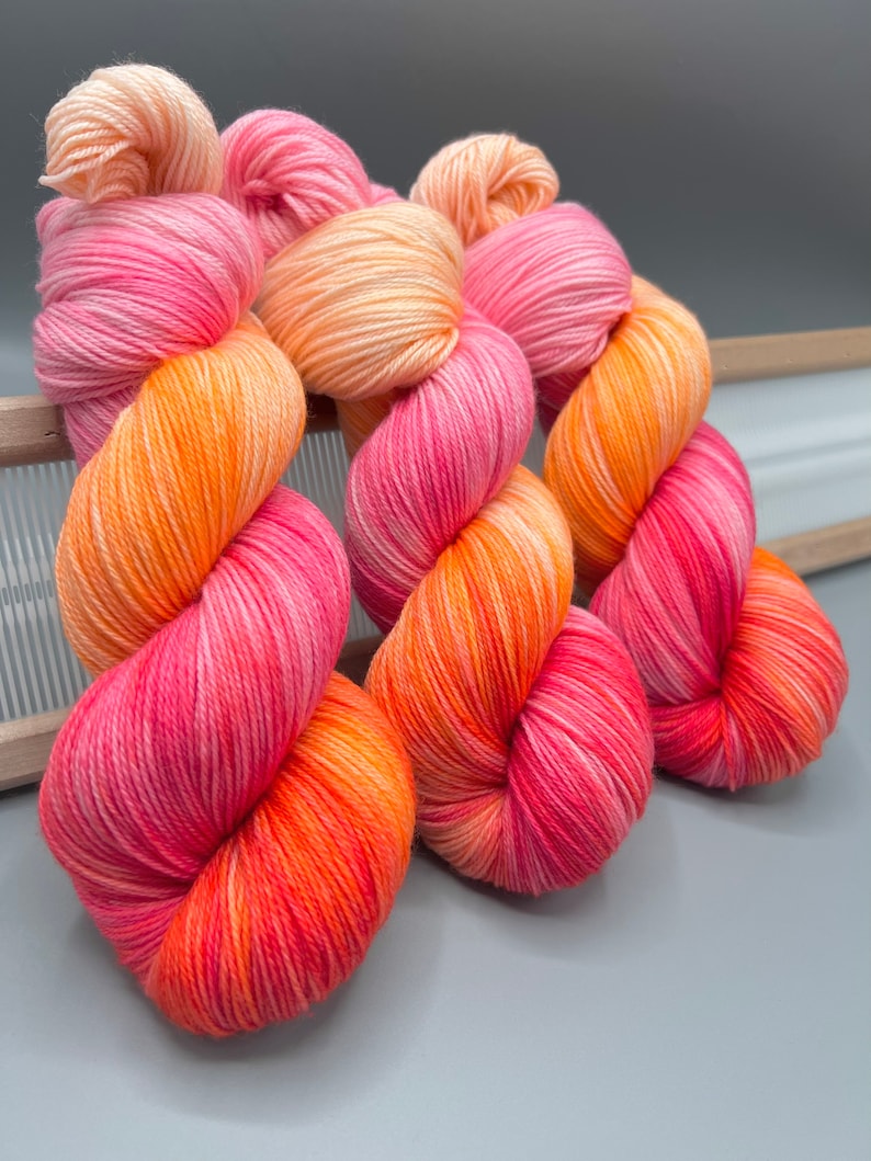 Sherbet Hand Dyed Yarn: Pink Peach Merino Wool Bild 1