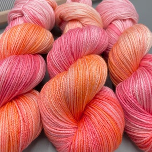 Sherbet Hand Dyed Yarn: Pink Peach Merino Wool Bild 5