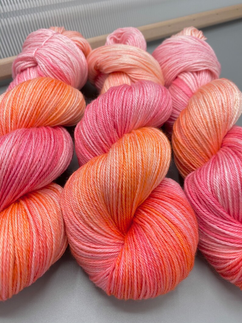 Sherbet Hand Dyed Yarn: Pink Peach Merino Wool Bild 5