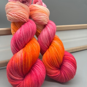 Sherbet Hand Dyed Yarn: Pink Peach Merino Wool Bild 8