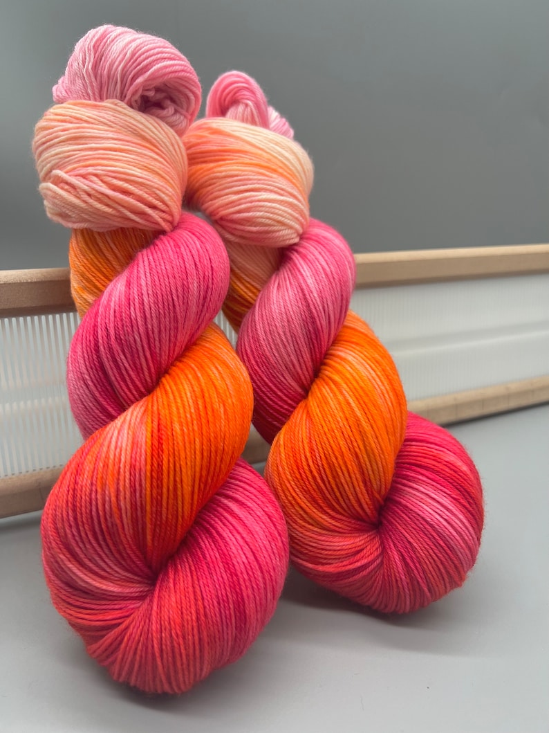 Sherbet Hand Dyed Yarn: Pink Peach Merino Wool Bild 8