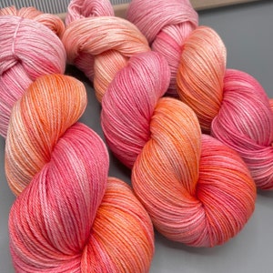Sherbet Hand Dyed Yarn: Pink Peach Merino Wool Bild 6