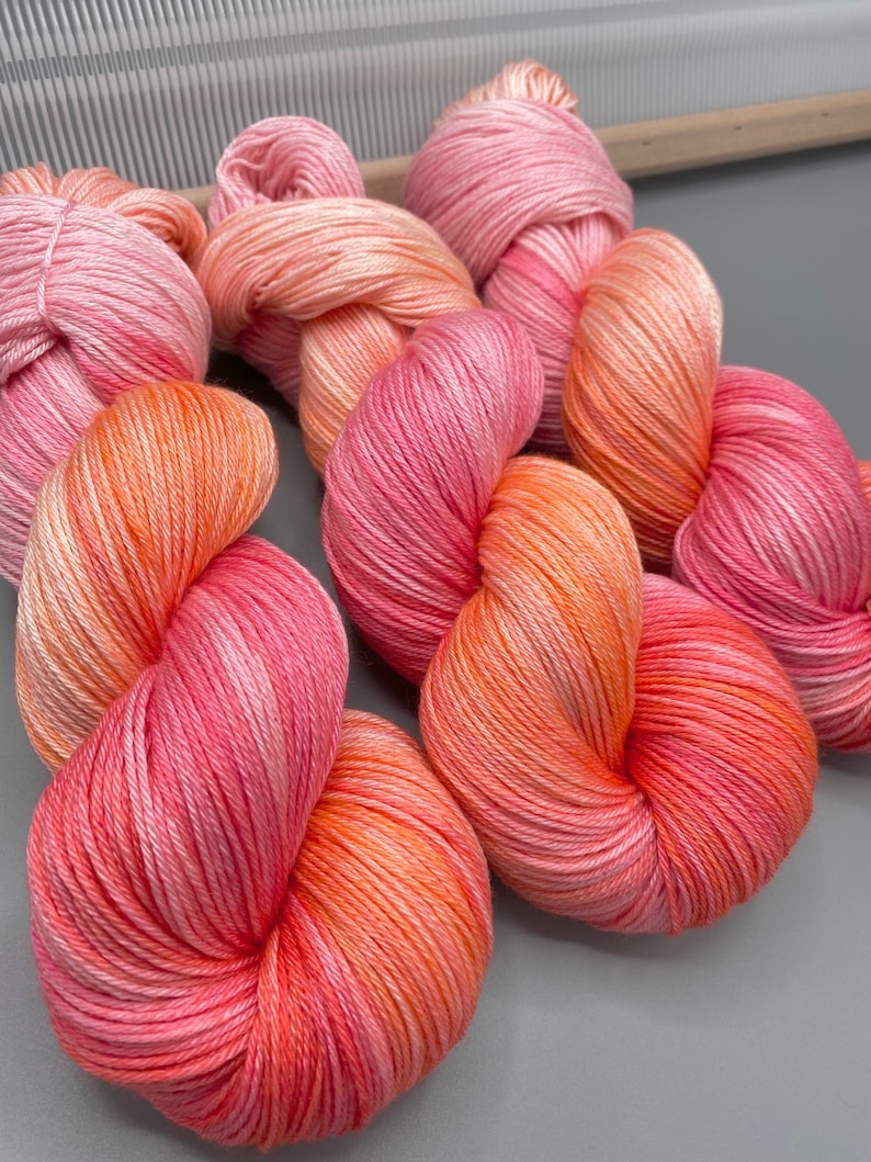 Sherbet Hand Dyed Yarn: Pink Peach Merino Wool Bild 6