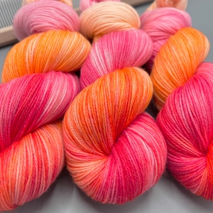 Sherbet Hand Dyed Yarn: Pink Peach Merino Wool Bild 2