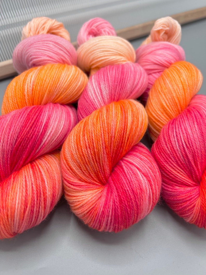 Sherbet Hand Dyed Yarn: Pink Peach Merino Wool Bild 2