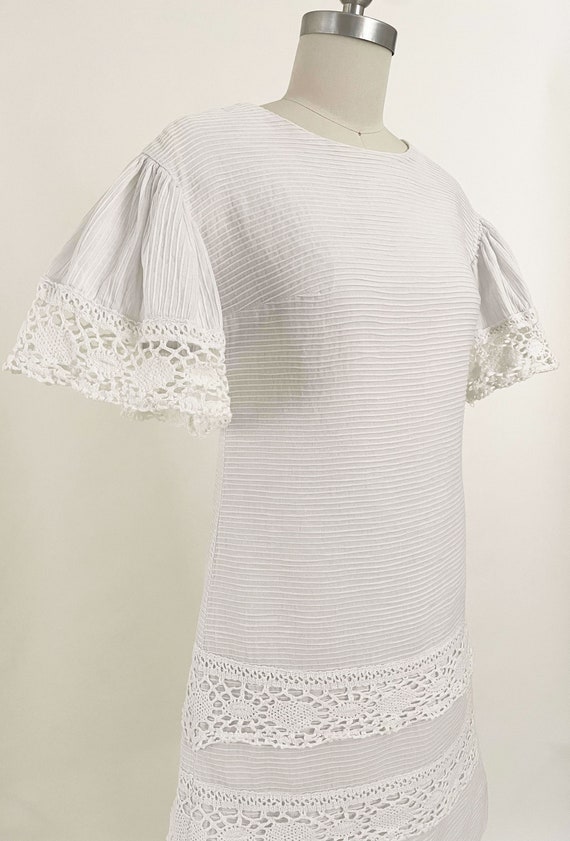 60s 70s White Pintuck Crochet Shift Dress | Gisel… - image 3