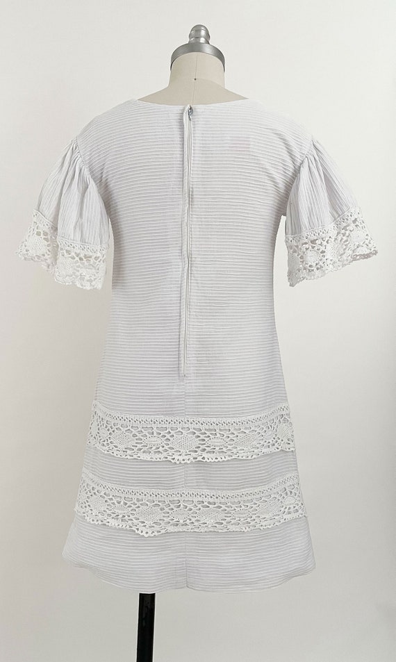 60s 70s White Pintuck Crochet Shift Dress | Gisel… - image 6