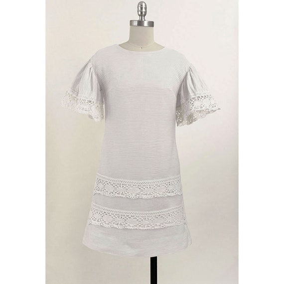 60s 70s White Pintuck Crochet Shift Dress | Gisel… - image 1