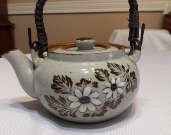 Vintage daisy teapot