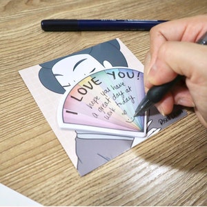 Op de afbeelding: Een kleurrijke, waaiervormige sticker met de tekst "I LOVE YOU!" en de boodschap "Ik hoop dat je een fijne dag hebt op het werk vandaag".