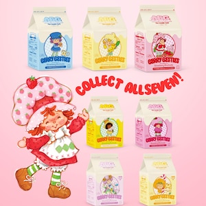 Op de afbeelding: Een verzameling van zeven kleurrijke melkpakken met cartoonfiguren uit de Berry Best Friends-serie. Elk pak heeft een ander personage en smaak, waaronder Strawberry Shortcake, Orange Blossom, Raspberry Tart, Lemon Meringue, Plum Pudding, Blueberry Muffin en Cherry Cheesecake. De pakken zijn in een rasterpatroon op een roze achtergrond gerangschikt. De tekst "COLLECT ALL SEVEN!" staat in rode letters onder de pakken.
