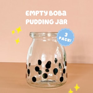 Peut inclure: Trois pots à pudding de boba en verre vides avec des pois noirs. Les pots ont un corps en verre transparent et une étiquette noire qui dit "Asianbobagirl".
