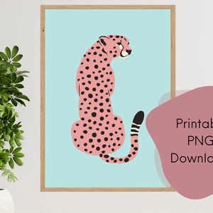 Może przedstawiać: Różowy gepard w czarne cętki siedzący na jasnoniebieskim tle. Gepard jest zwrócony w prawo i ma biały pasek na ogonie. Obraz jest oprawiony w drewno.