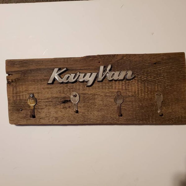 Dodge Kary Van Auto Emblem Barnwood Schild mit Schlüsselhaken