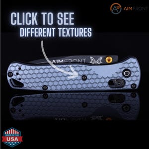 Könnte beinhalten: Ein blaues Klappmesser mit einem Wabenmuster am Griff. Das Messer hat eine schwarze Klinge und ist mit "AIMFRONT" und "Benchmade" beschriftet. Das Bild enthält den Text "CLICK TO SEE DIFFERENT TEXTURES" und ein "Made in the USA"-Emblem.