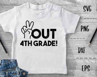 Op de afbeelding: Wit T-shirt met zwarte tekst die "Peace Out 4th Grade!" zegt met een peace-handgebaar.