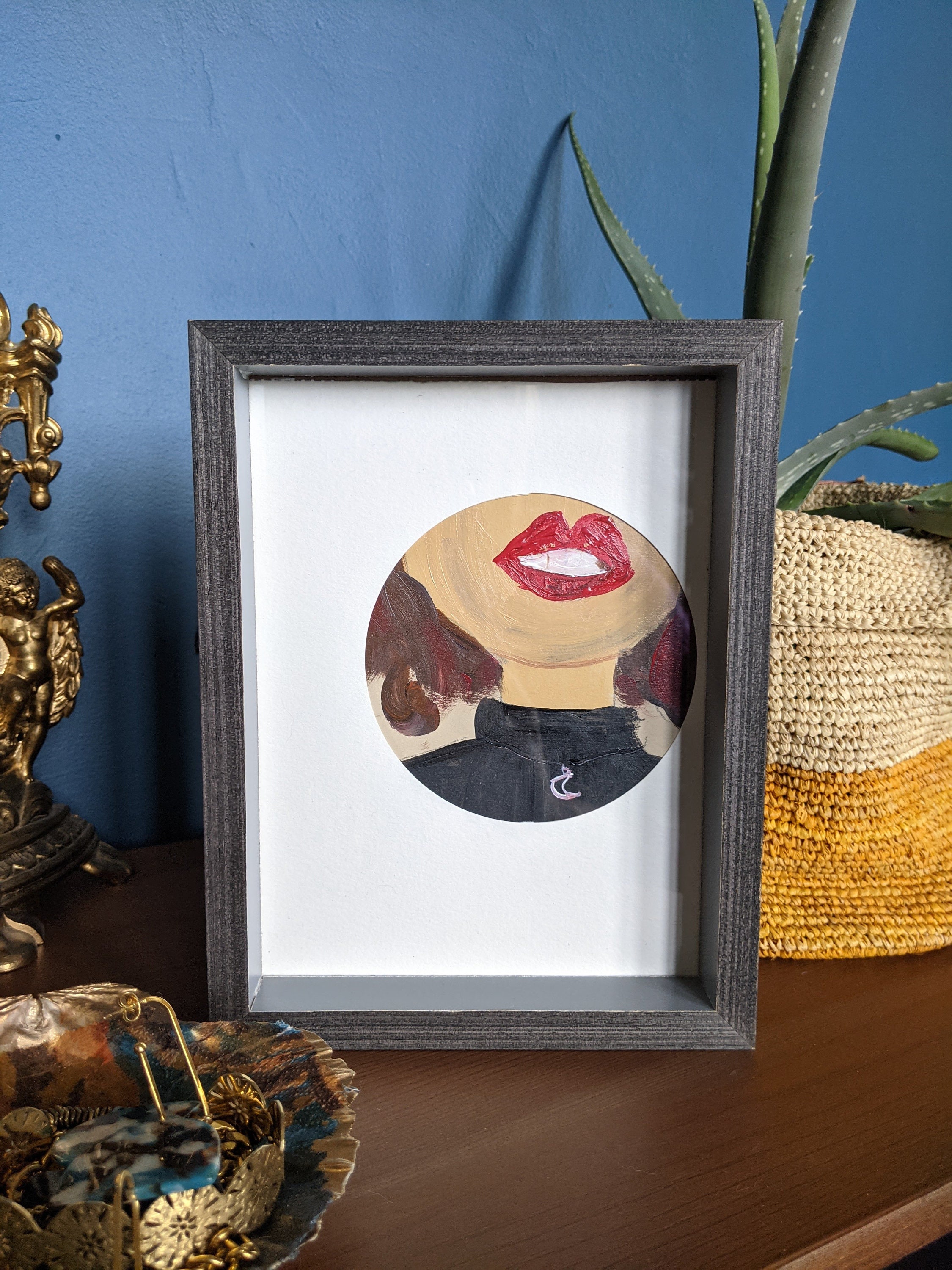 Portrait en Acrylique d'une Jeune Femme Au Rouge à Lèvre. Un Collier Forme de Lune