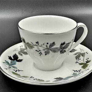 Vintage ROYAL Doulton BURGUNDY Pattern Fine China Made In England Demitasse Cup & Saucer Set Teacup and Saucer Expresso Cup Vintage TEACUP