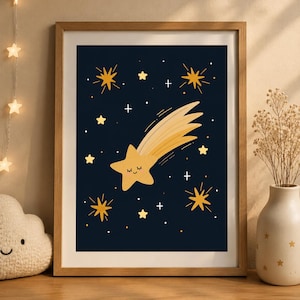 Puede incluir: Una lámina de arte mural enmarcada con un fondo azul marino oscuro y una estrella fugaz amarilla central que tiene una cara sonriente con los ojos cerrados. El diseño incluye varias estrellas amarillas, pequeños puntos blancos y signos más.