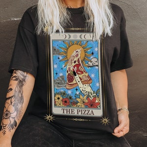Camiseta de Tarô de Pizza | Camiseta Engraçada de Pizza | Camiseta de Tarô de Comida | Presentes para Amantes de Pizza de Queijo | Roupas Hippie Alternativas