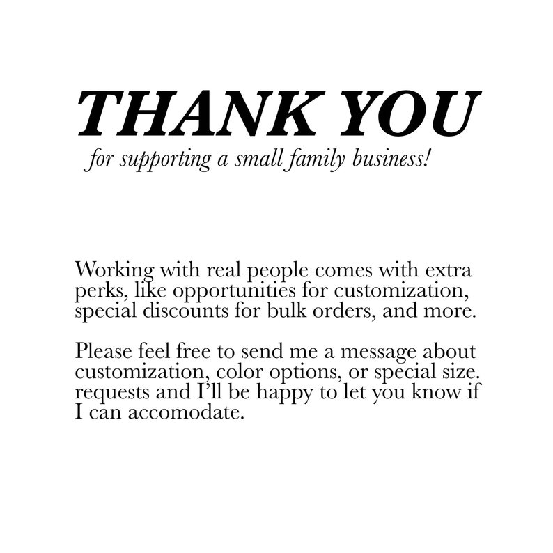 Pu&ograve; includere: Sfondo bianco con testo nero. "THANK YOU" in un carattere elegante, seguito da "for supporting a small family business!". Ulteriore testo descrive personalizzazione e sconti per ordini all'ingrosso.