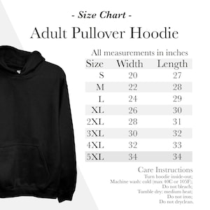 Pu&ograve; includere: Felpa con cappuccio nera da adulto con tabella taglie. La tabella elenca le taglie dalla S alla 5XL, con misure di larghezza da 50,8 a 86,4 cm e lunghezze da 68,6 a 86,4 cm. Sono incluse anche le istruzioni per la cura.