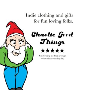 Pu&ograve; includere: Un gnomo dei cartoni animati con un cappello rosso, una camicia verde e pantaloni blu. Il testo recita "Indie clothing and gifts for fun loving folks." e "Chaotic Good Things" con una valutazione a cinque stelle.
