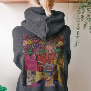 Puede incluir: Una sudadera con capucha gris oscuro con un estampado gr&aacute;fico colorido en la espalda. El estampado presenta cuatro figuras extraterrestres con ojos brillantes, una figura humana con el cerebro expuesto y un fondo psicod&eacute;lico.