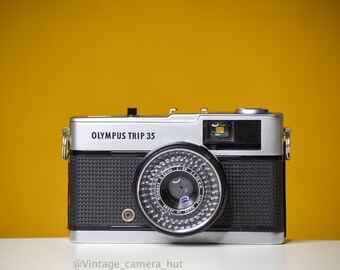 Cámara de película vintage Olympus Trip 35 con objetivo Zuiko 40 mm f2.8 y tapa de objetivo