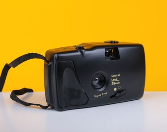 Fotocamera compatta inquadra e scatta da 35 mm in scatola