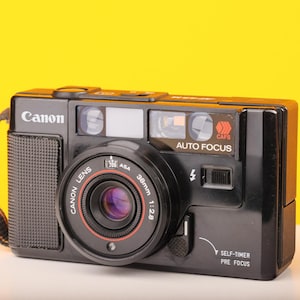 Cámara de película vintage Canon AF35M con lente f/2.8 y correa