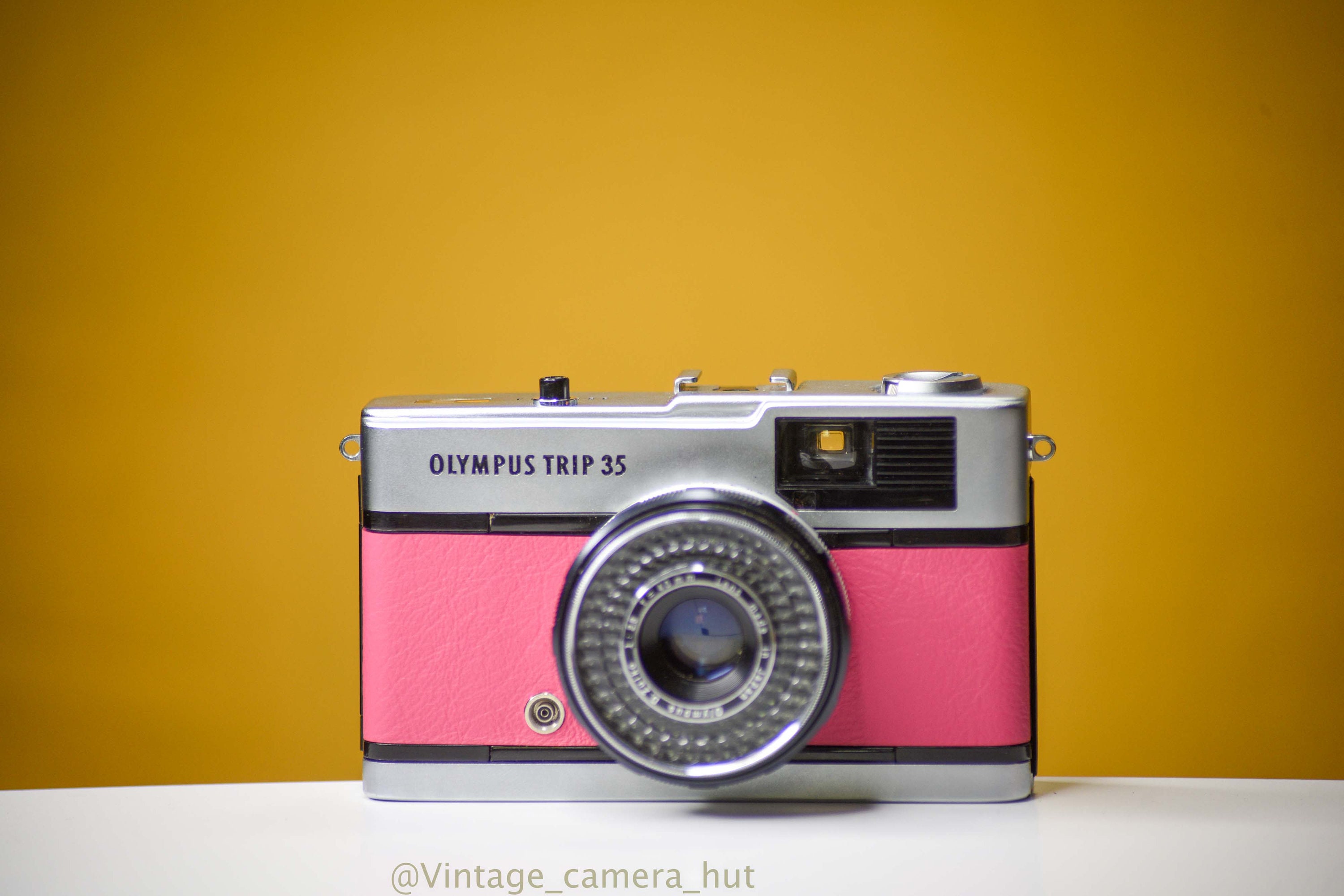 Olympus Trip 35 Vintage Filmkamera mit Zuiko 40mm f2.8 Objektiv mit neuer  rosa Lederhaut
