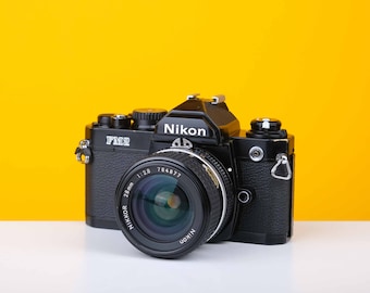 Cámara réflex Nikon FM2 de 35 mm con objetivo Nikon Nikkor de 28 mm f2.8