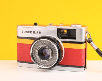 Olympus Trip 35 Vintage Filmkamera mit Zuiko 40 mm f2,8 Objektiv mit Neuer Gelber und Roter Lederhaut