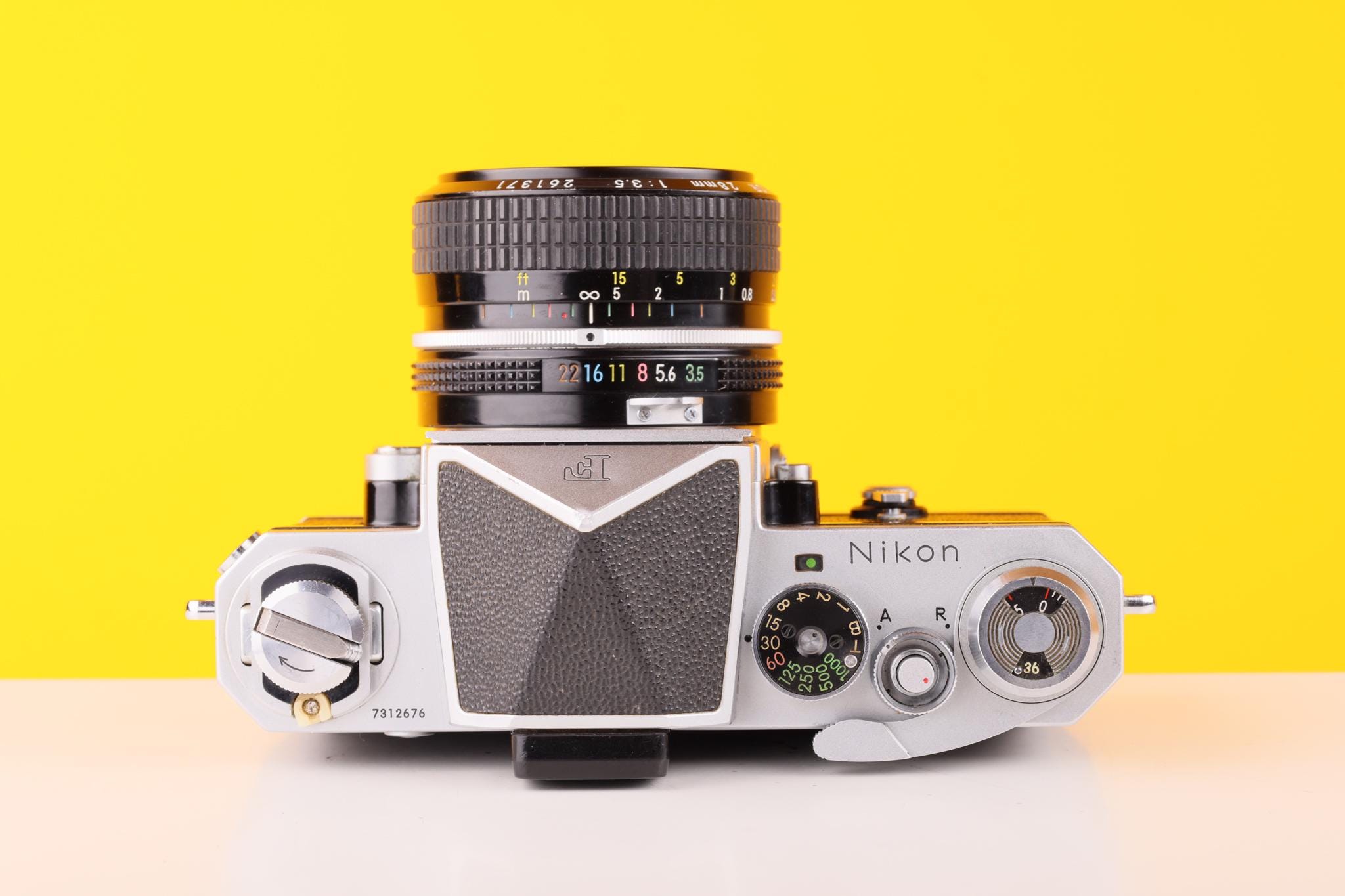 ニコン F 35 mm フィルムカメラ、ニコン 28 mm f/2.8 レンズ、プリズム