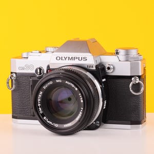 Olympus OM30 vintage 35 mm spiegelreflexcamera met Zuiko 50 mm f1.8 prime-lens