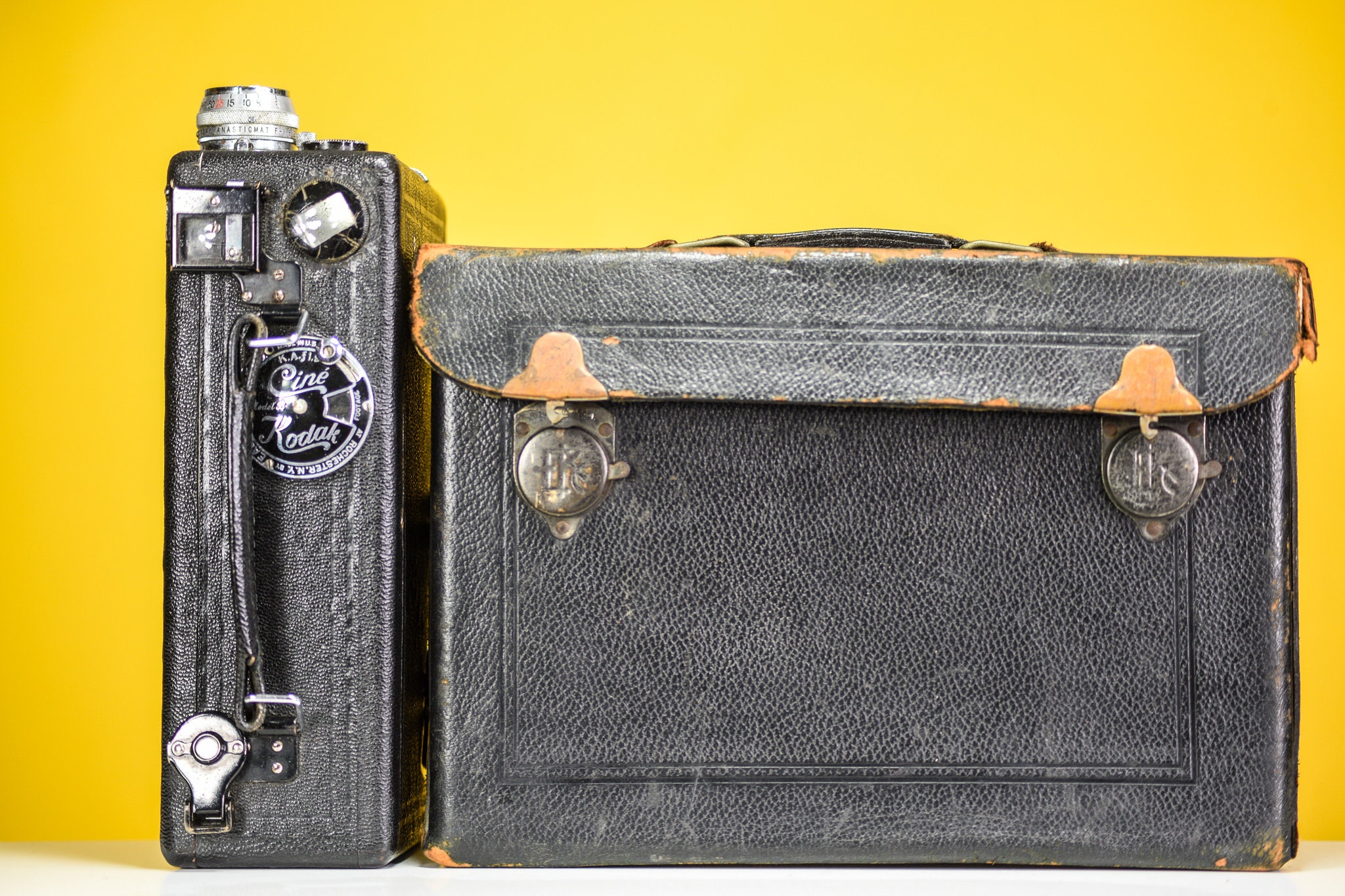 Kodak Cine Model B Camera 16mm Film With Original Leather