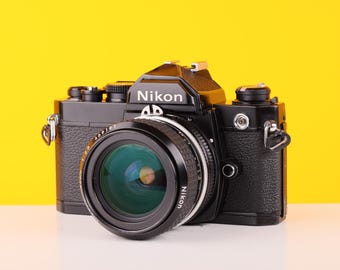 Cámara de película Nikon FM de 35 mm con objetivo Nikon Nikkor de 28 mm f/2,8