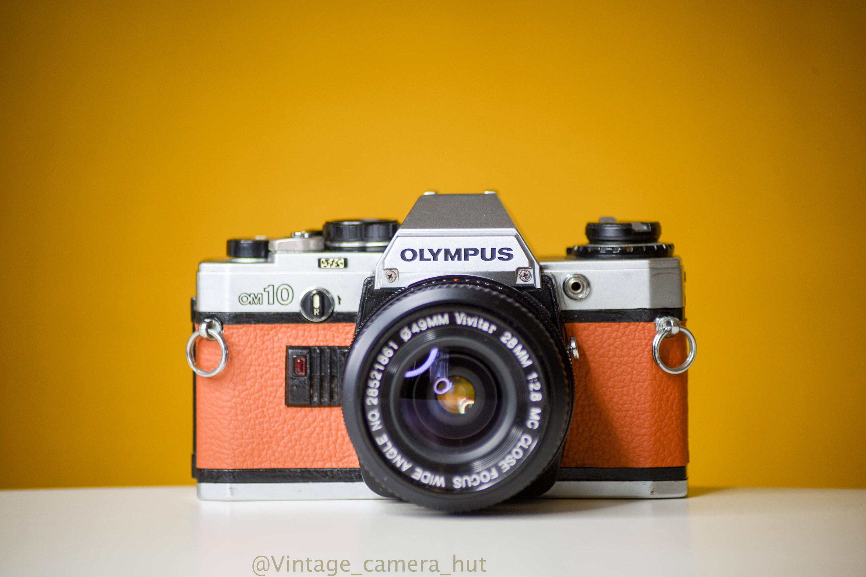 Olympus OM10 Vintage Kamera mit Vivitar 28mm 1:2.8 Prime Objektiv Neu Orange Haut