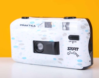 Praktica NovaフィルムカメラとCarl Zeiss Jena Tessar 50 mmレンズ