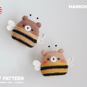 Puede incluir: Dos alfileteros de abeja tejidos a crochet con caras de oso marrón. Las abejas son amarillas y negras con alas blancas. Los alfileteros miden aproximadamente 6 cm de alto. PDF PATTERN HEIGHT APPROX: 6CM - 2.37INCH
