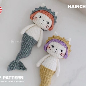 Peut inclure: Deux jouets sirènes chat en crochet. L'un a une queue turquoise et des cheveux orange, l'autre a une queue jaune et des cheveux violets. Les deux ont un corps blanc et des yeux noirs. Les jouets mesurent environ 22 cm de haut. PDF PATTERN HEIGHT APPROX: 22CM/ - 8.66INCH