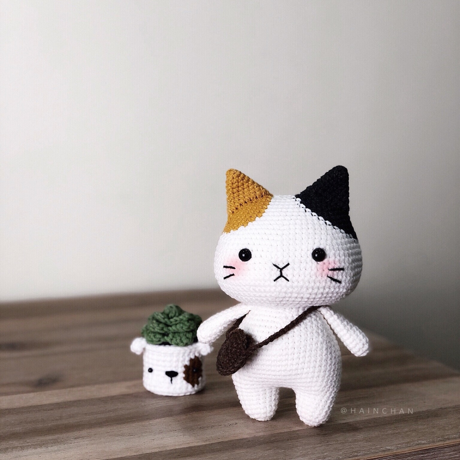 Как связать кошечку. Hainchan Amigurumi. Вязаная игрушка кот. Вязаные игрушки кошки. Вязаный котенок.