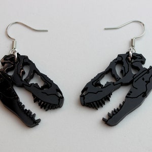 Boucles d'oreilles pendantes tête de mort T. rex