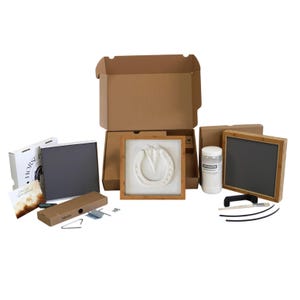Könnte beinhalten: Ein Bastelset mit einem Hufeisen-Design. Das Set enthält ein gerahmtes Gips-Hufeisen, einen Behälter mit Gips, eine schwarze Tafel, einen Pinsel und weiteres Zubehör. Die Artikel sind in einem Karton angeordnet.
