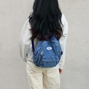 Mini mochila vaquera azul lavada con parche de serpiente, compatible con iPad de 11 pulgadas, con dos aberturas laterales, mochila pequeña de viaje de inspiración vintage.