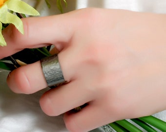 Anello regolabile martellato nero, fascia larga unisex, fatto a mano