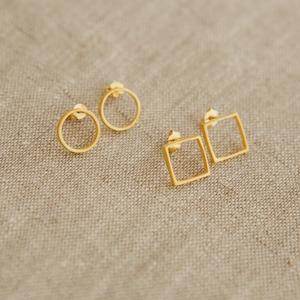 Könnte beinhalten: Ein Paar goldfarbene Ohrringe mit zwei einfachen Kreisdesigns und zwei quadratischen Designs.